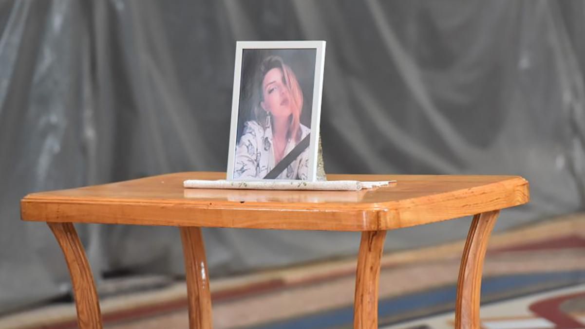 Біла труна та сльози: у Запоріжжі поховали Анастасію Ковальову, яку підпалив наречений Біла труна та сльози: у Запоріжжі поховали Анастасію Ковальову, яку підпалив наречений