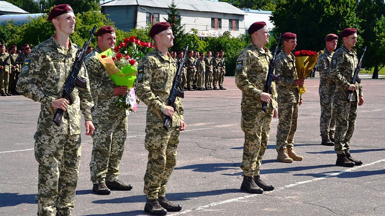 Військові неочікувано зробили пропозицію своїм коханим: захопливе відео