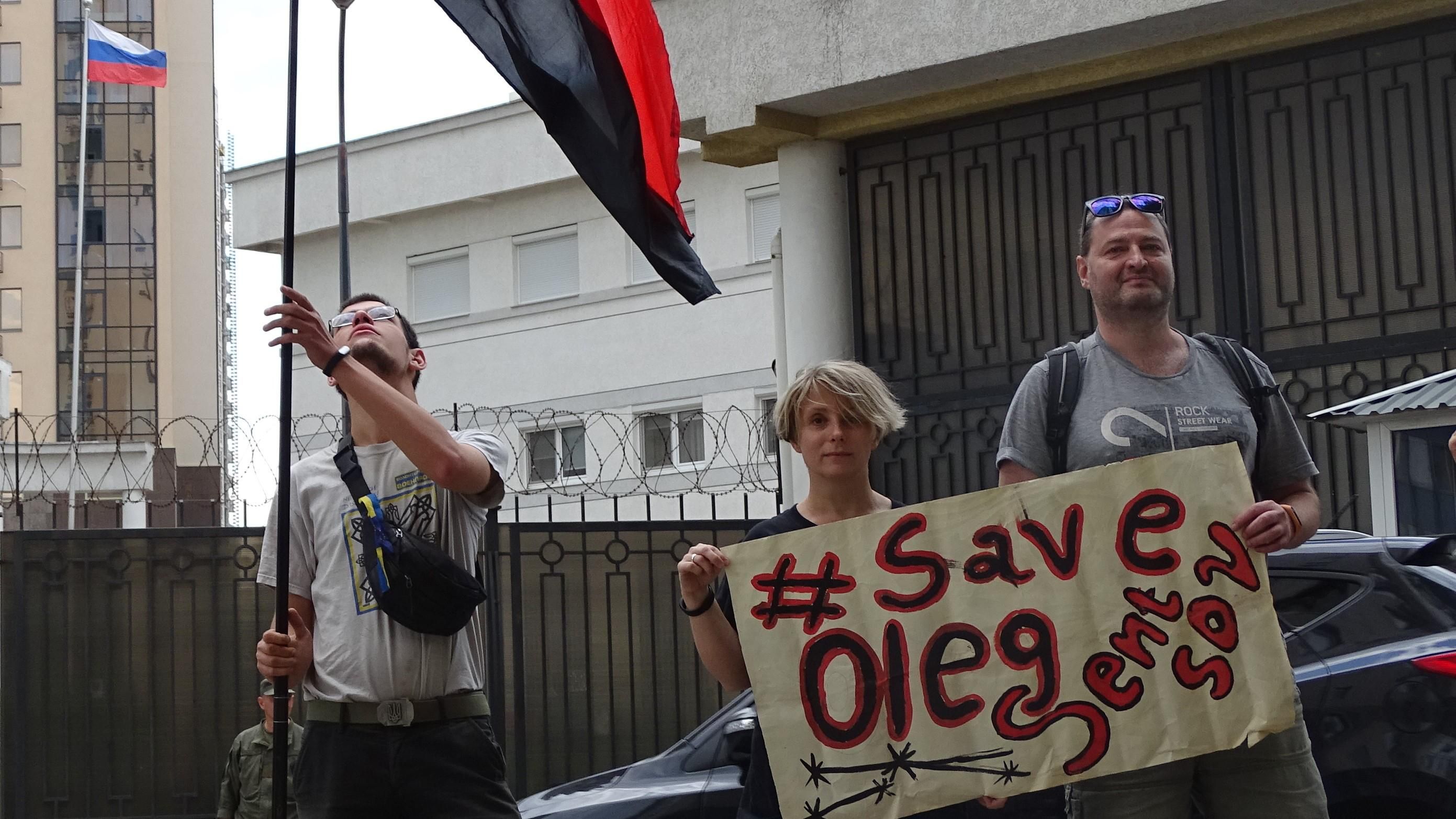 Як відзначили День народження Сенцова під консульством Росії в Одесі: емоційні фото Як відзначили День народження Сенцова під консульством Росії в Одесі: емоційні фото