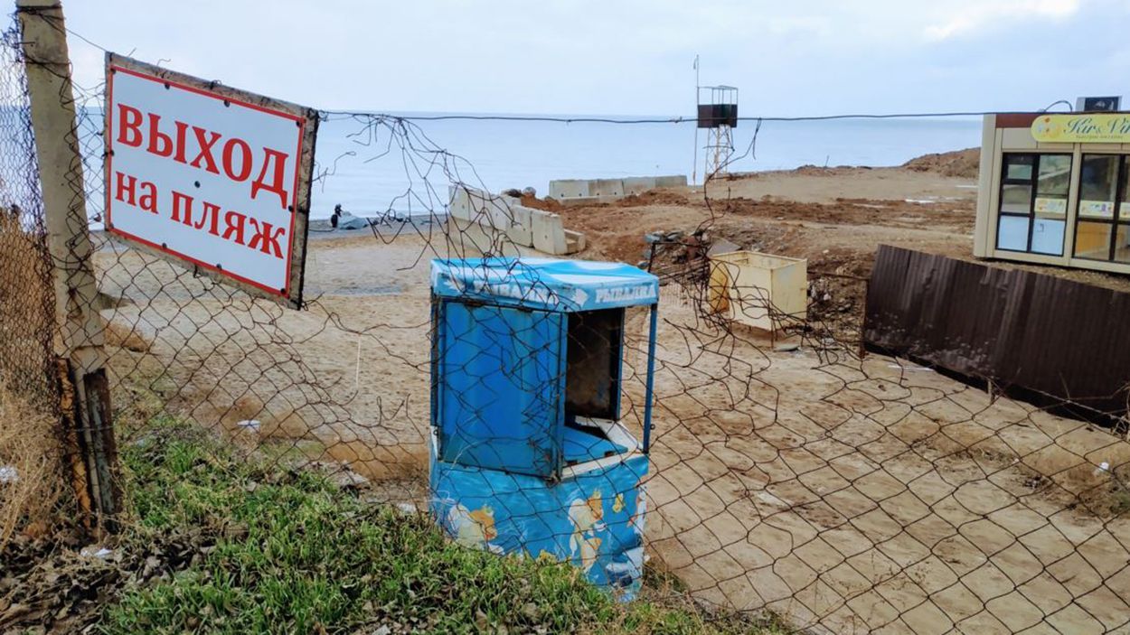 Окупанти в Криму відібрали пляж для російської армії: відео Окупанти в Криму відібрали пляж для російської армії: відео