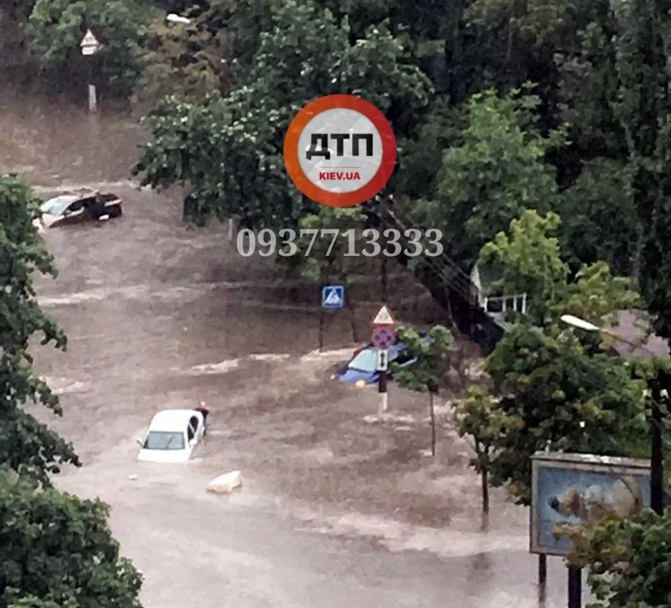 автомобілі злива київ затопило потоп