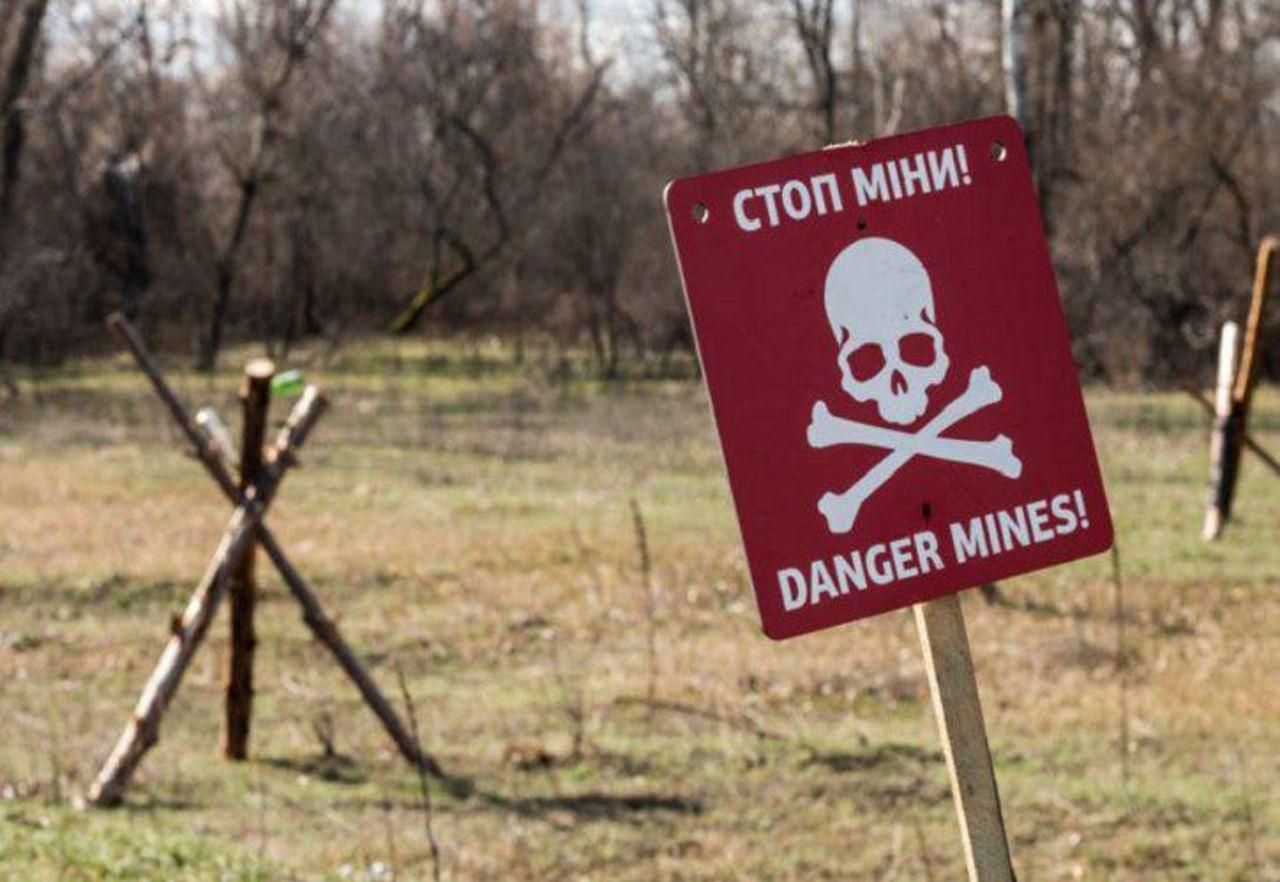 Цинізм вражає: окупанти змусили місцевого бігти через мінне поле, – фото Цинізм вражає: окупанти змусили місцевого бігти через мінне поле, – фото