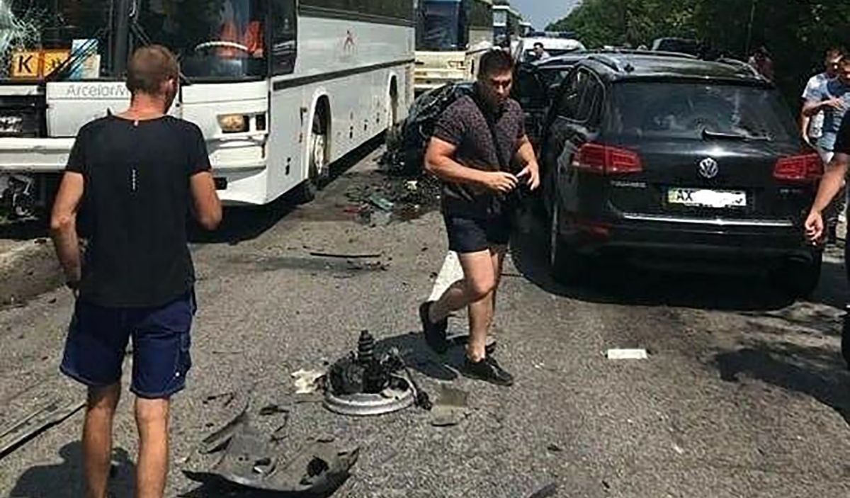 Автомобіль із кортежу Зеленського потрапив у ДТП з автобусом, повним дітей