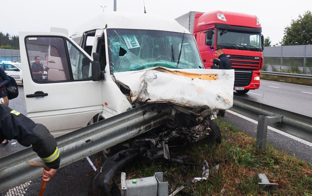 Маршрутка с легковушкой столкнулись на Киевщине: 3 погибших, 17 пострадавших Маршрутка с легковушкой столкнулись на Киевщине: 3 погибших, 17 пострадавших