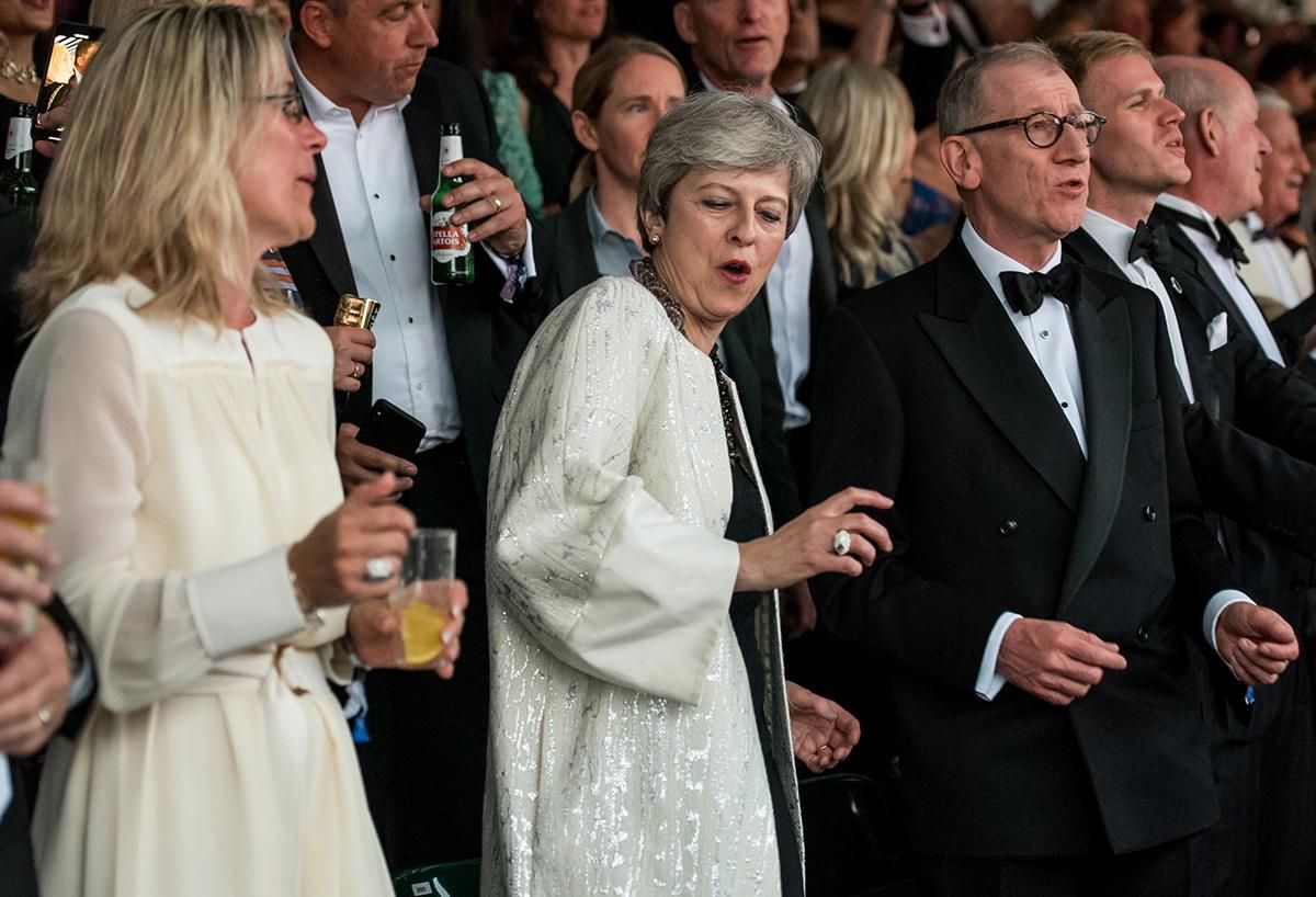 Тереза Мей станцювала під Abba в останні дні на посаді прем’єра: кумедне відео Тереза Мей станцювала під Abba в останні дні на посаді прем’єра: кумедне відео