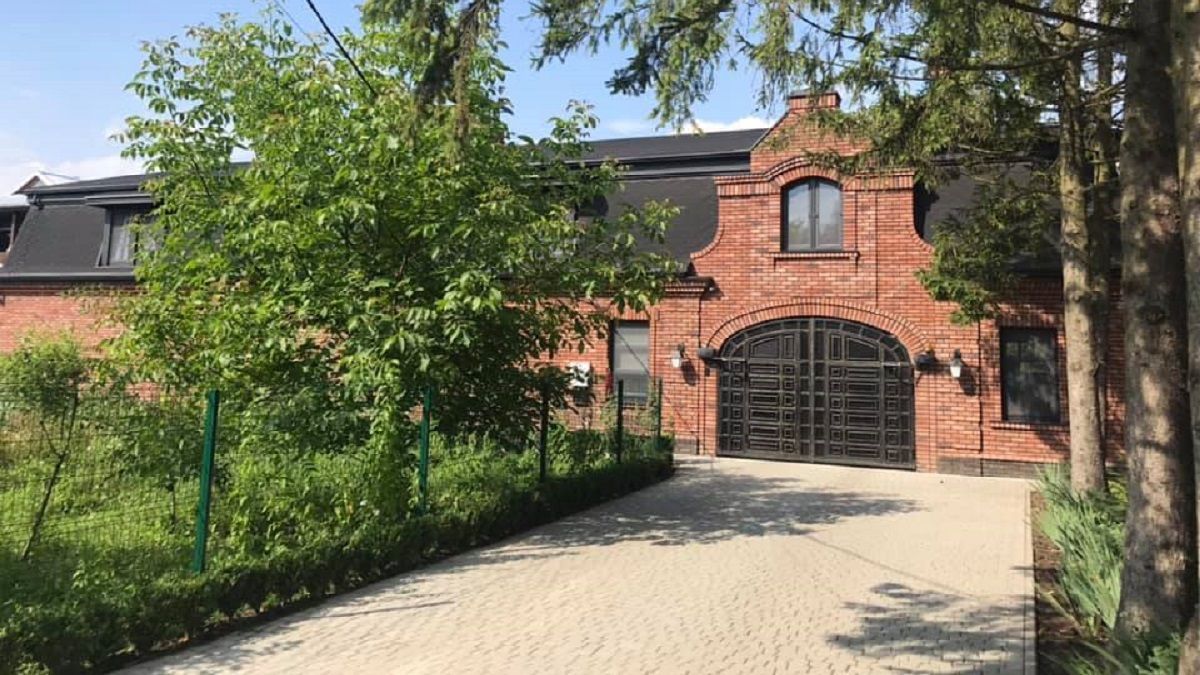 Мать-пенсионерка депутата Иванчука построила роскошное поместье Мать-пенсионерка депутата Иванчука построила роскошное поместье