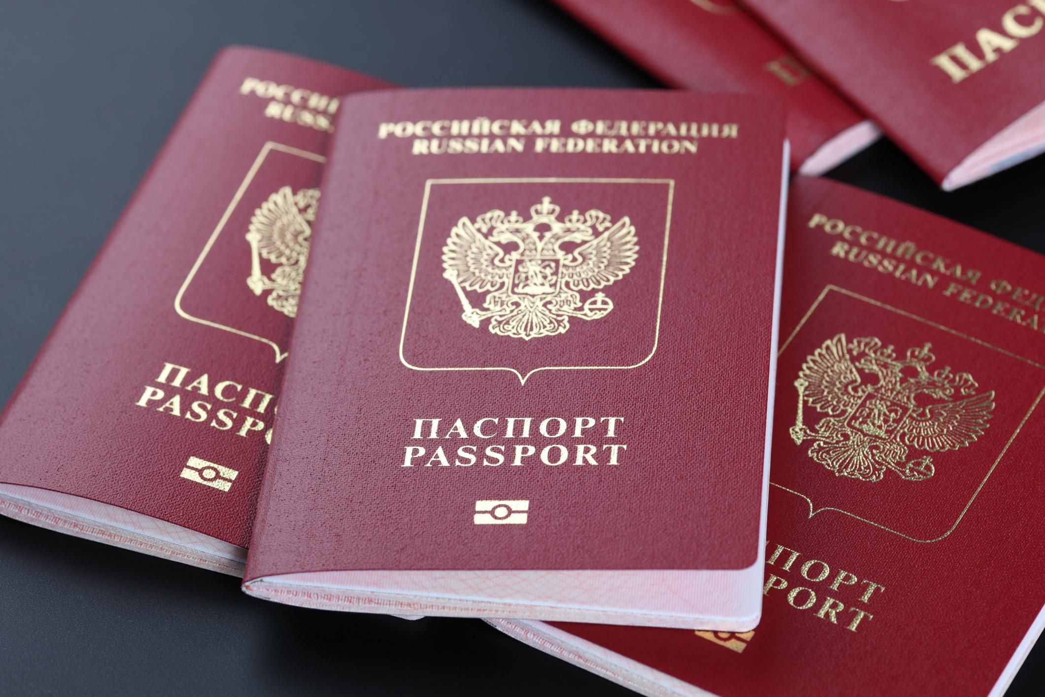 Росія дала добро на видачу своїх закордонних паспортів жителям Донбасу, – ЗМІ