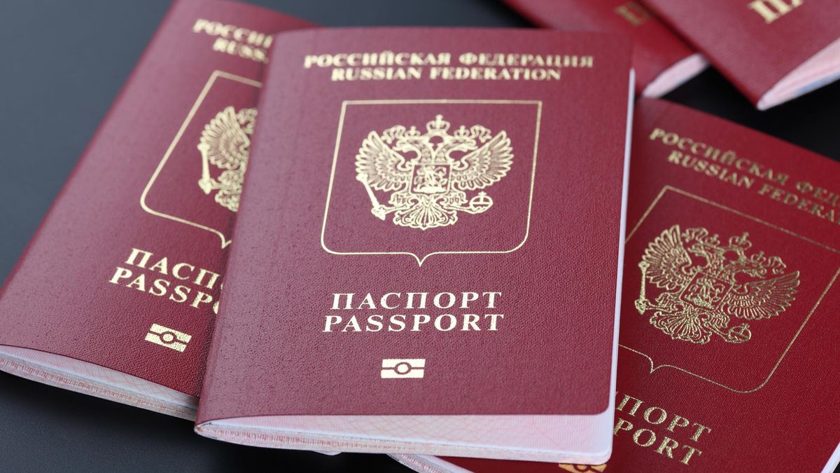 Росія дала добро на видачу своїх закордонних паспортів жителям Донбасу, – ЗМІ