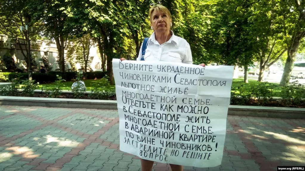 Жительница Севастополя Антонина Колобова проводит одиночный пикет в Севастополе, 16 июля 2019 год