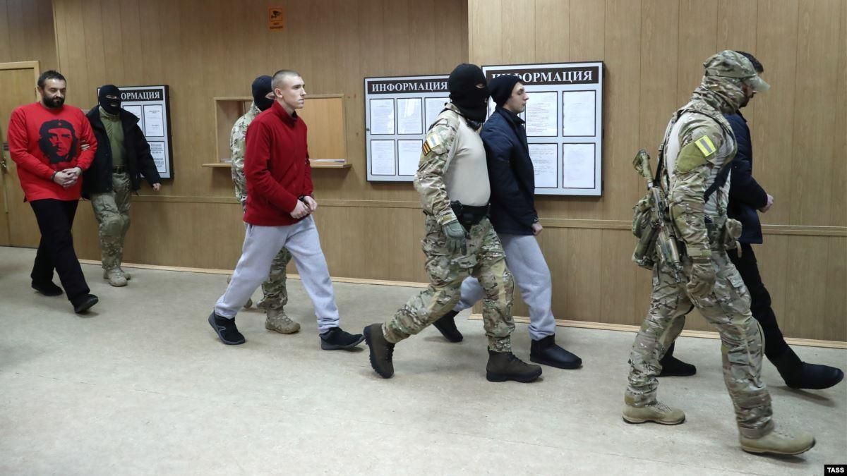 Росія продовжила арешт українським морякам