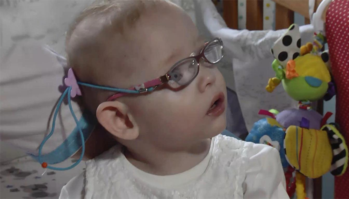 Медики заменили семью: трогательная история девочки, которая родилась с весом в 480 граммов