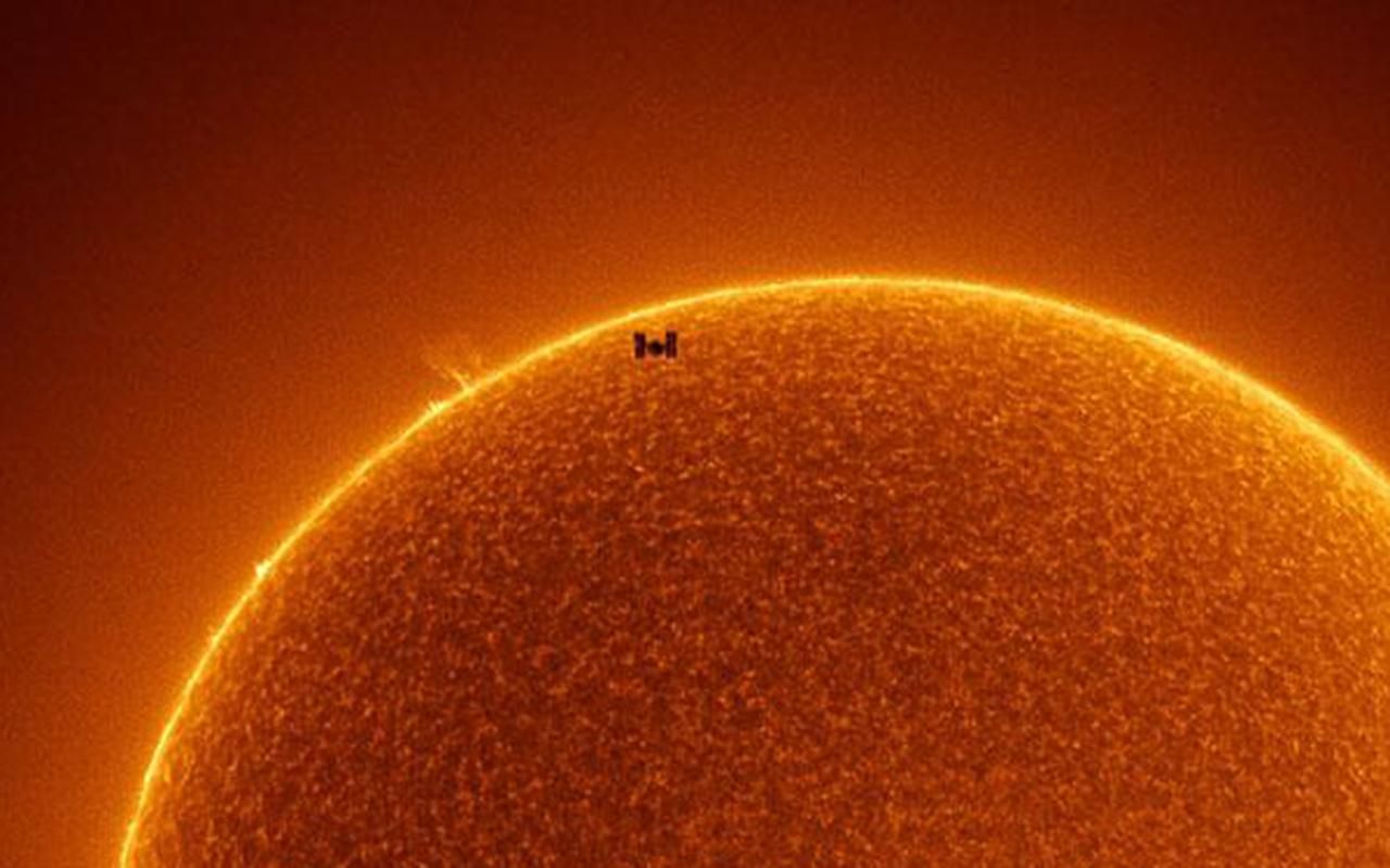 Фото дня: Международная космическая станция на фоне Солнца Фото дня: Международная космическая станция на фоне Солнца