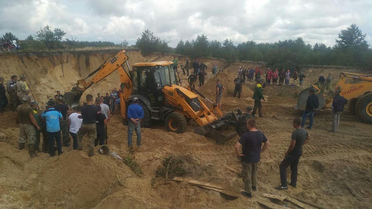 Дітей засипало піском на Рівненщині: одного з них відкопали мертвим 