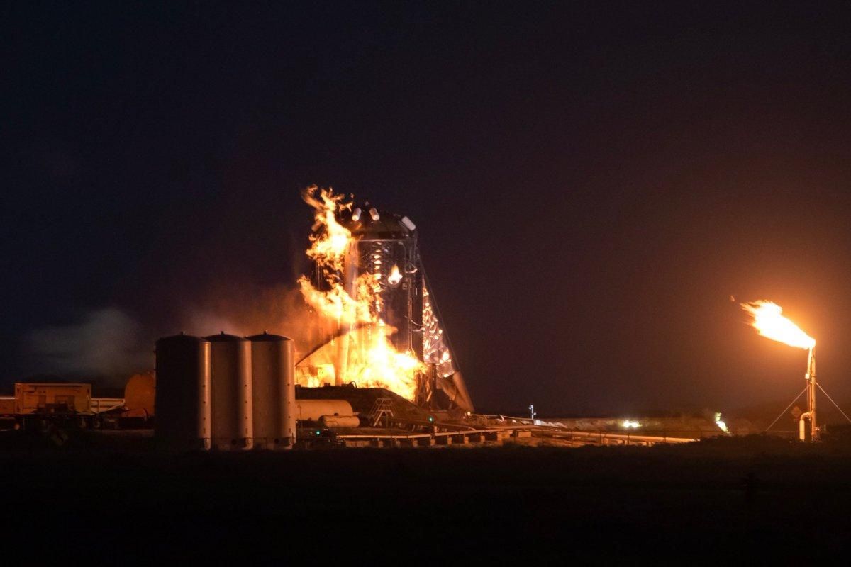 Прототип корабля SpaceX загорелся во время испытаний: видео