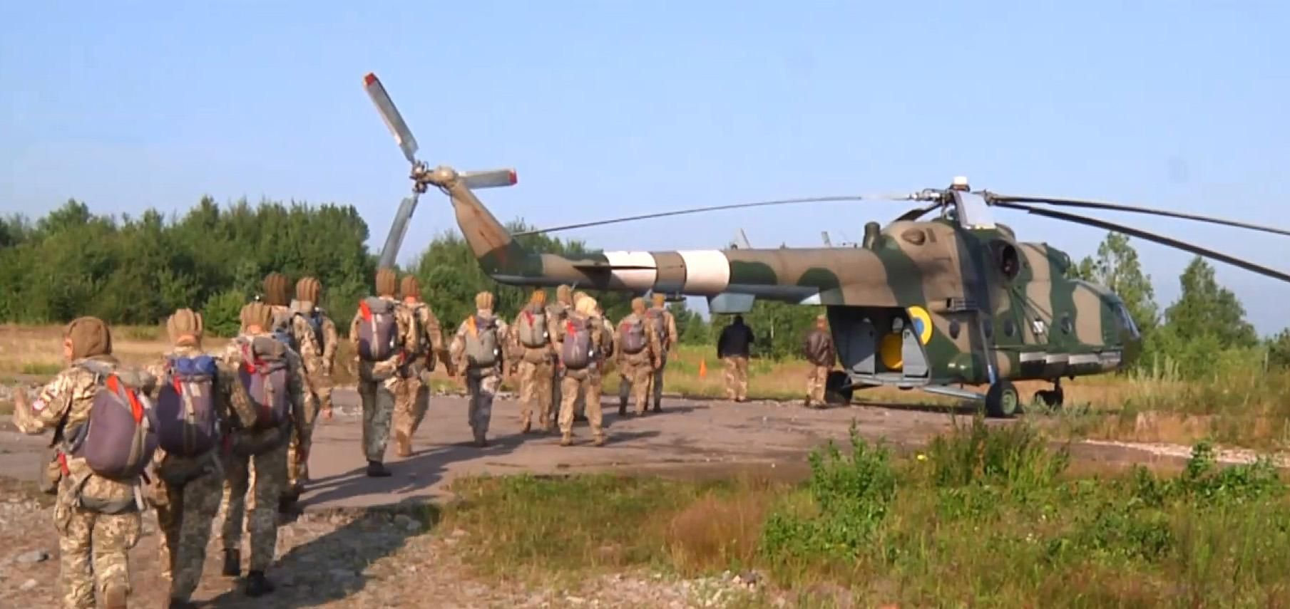 Як відбувається традиційна десантна посвята у парашутисти