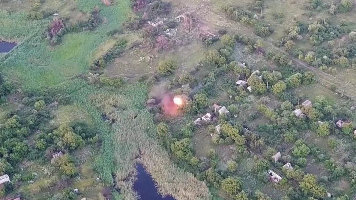 Украинские воины эффектно уничтожили "штаб" боевиков под Горловкой: яркое видео Украинские воины эффектно уничтожили "штаб" боевиков под Горловкой: яркое видео