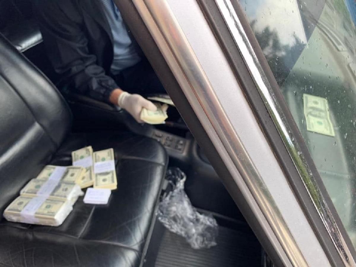 100 тисяч доларів готівкою: чиновника затримали за хабар