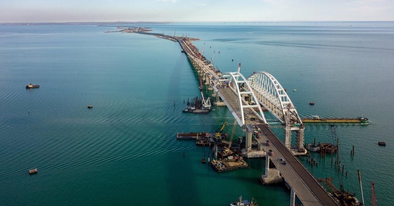 Окупанти хизуються новими досягненнями у будівництві Кримського мосту