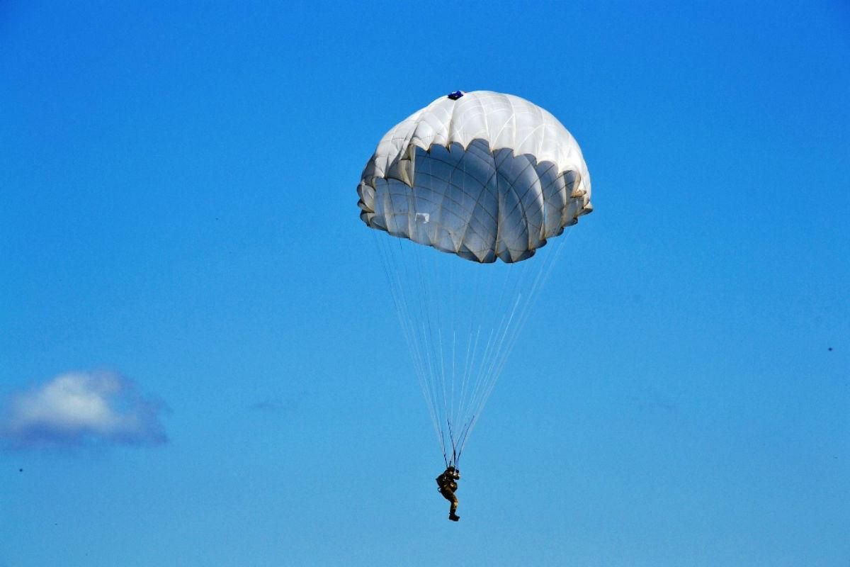 На Житомирщині десантники підкорювали небо: фото На Житомирщині десантники підкорювали небо: фото