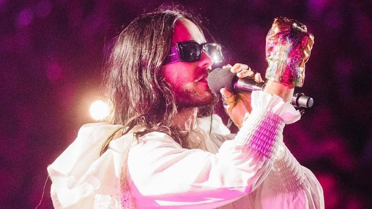 Соліст 30 Seconds to Mars Джаред Лето виступив на звичайному мосту в Києві: відео Соліст 30 Seconds to Mars Джаред Лето виступив на звичайному мосту в Києві: відео