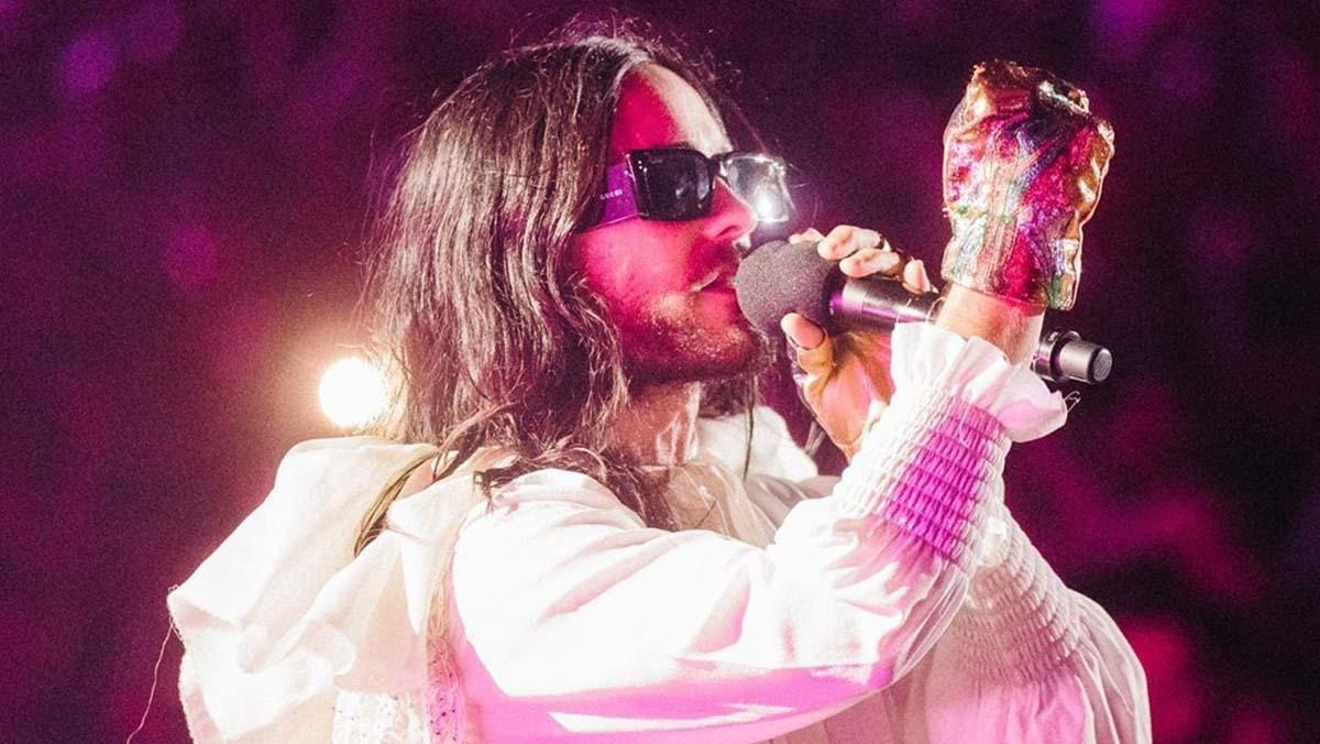 Солист 30 Seconds to Mars Джаред Лето выступил на обычном мосту в Киеве: видео