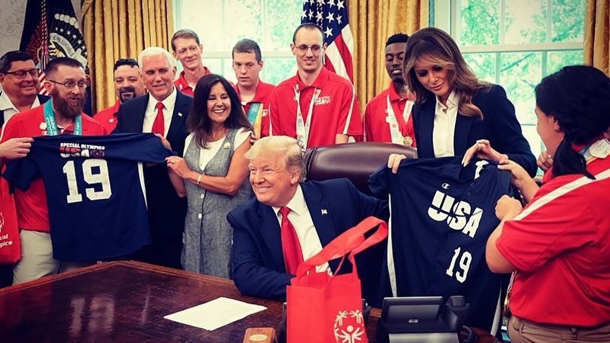 В черном брючном костюме: Мелания Трамп пришла на официальные встречи