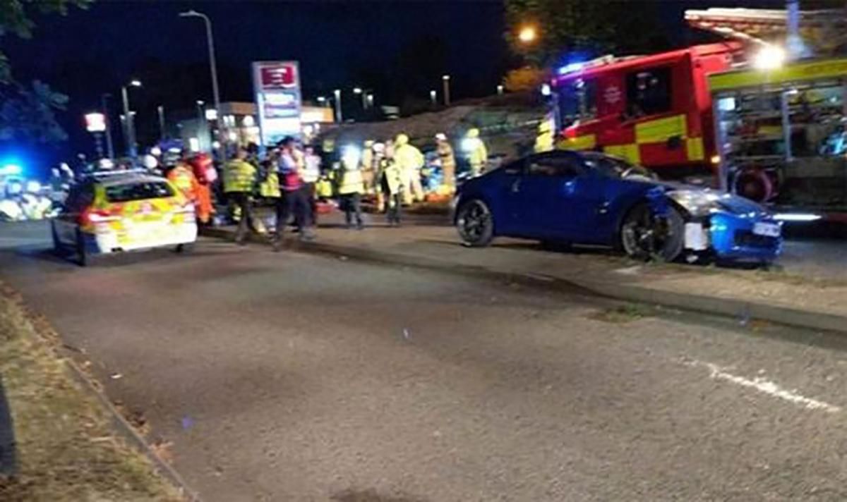 На перегонах у Британії авто влетіло у натовп підлітків, багато поранених: відео На перегонах у Британії авто влетіло у натовп підлітків, багато поранених: відео