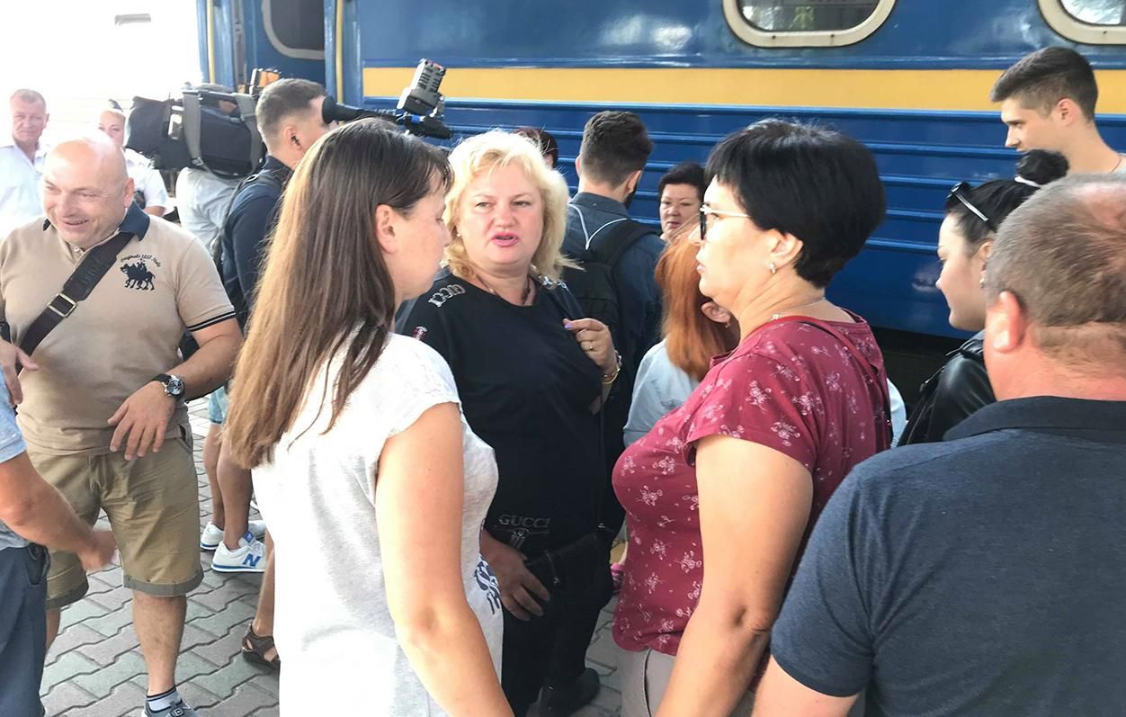 До України повернулися родичі полонених моряків та розповіли, як почуваються бранці До України повернулися родичі полонених моряків та розповіли, як почуваються бранці