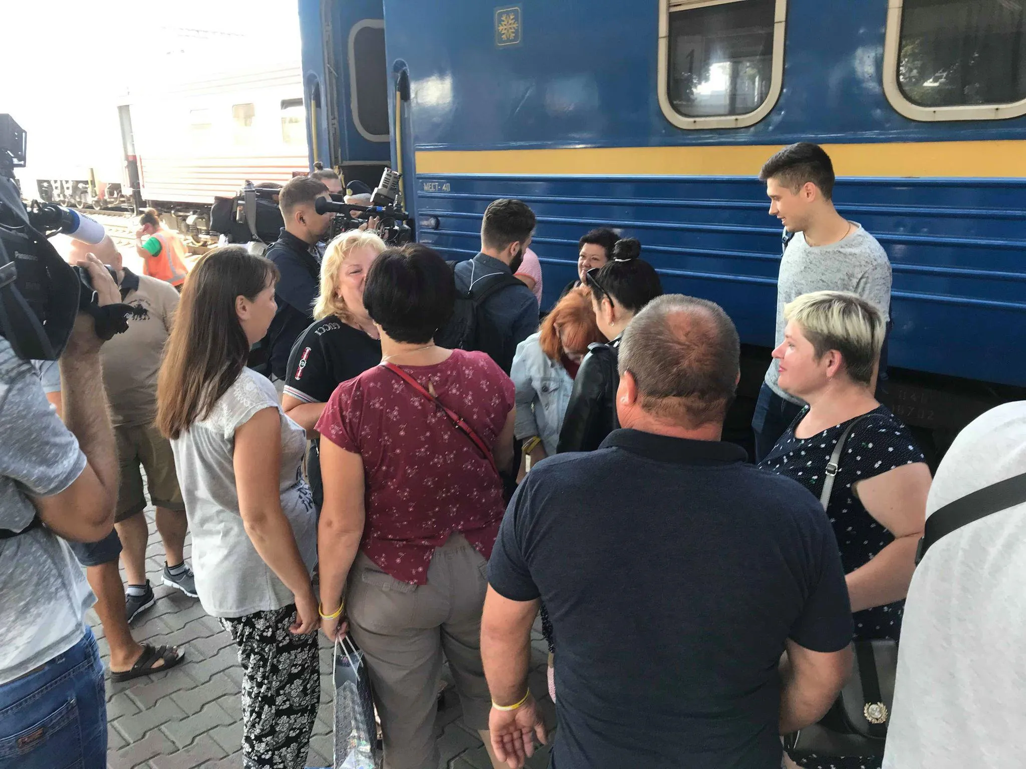 Рідні розповіли, що стримували сльози перед моряками Рідні розповіли, що стримували сльози перед моряками