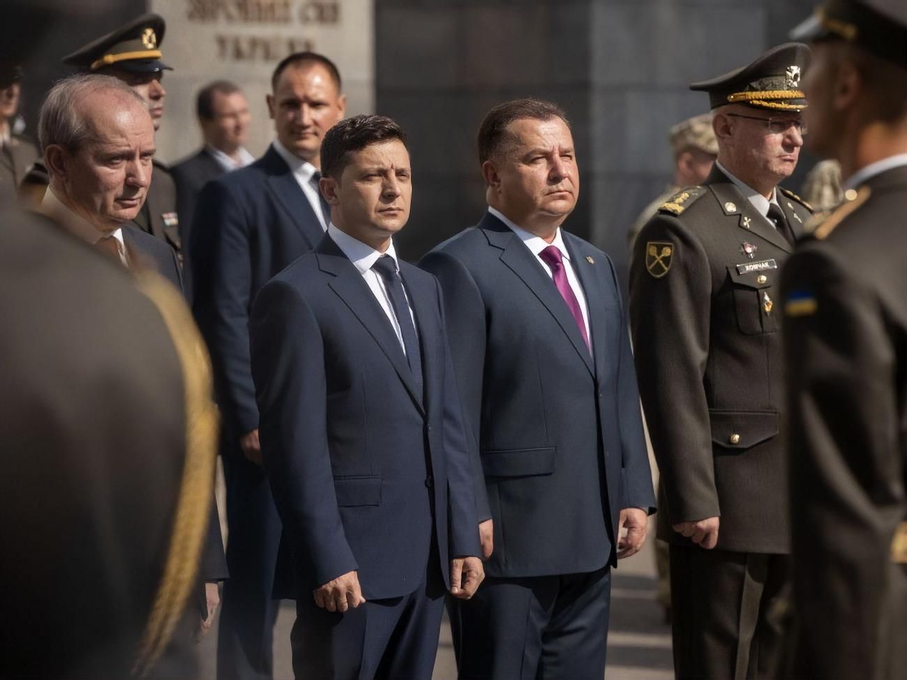 Зеленський "штовхнув" Полторака: міністр оборони розповів, як було насправді – відео Зеленський "штовхнув" Полторака: міністр оборони розповів, як було насправді – відео