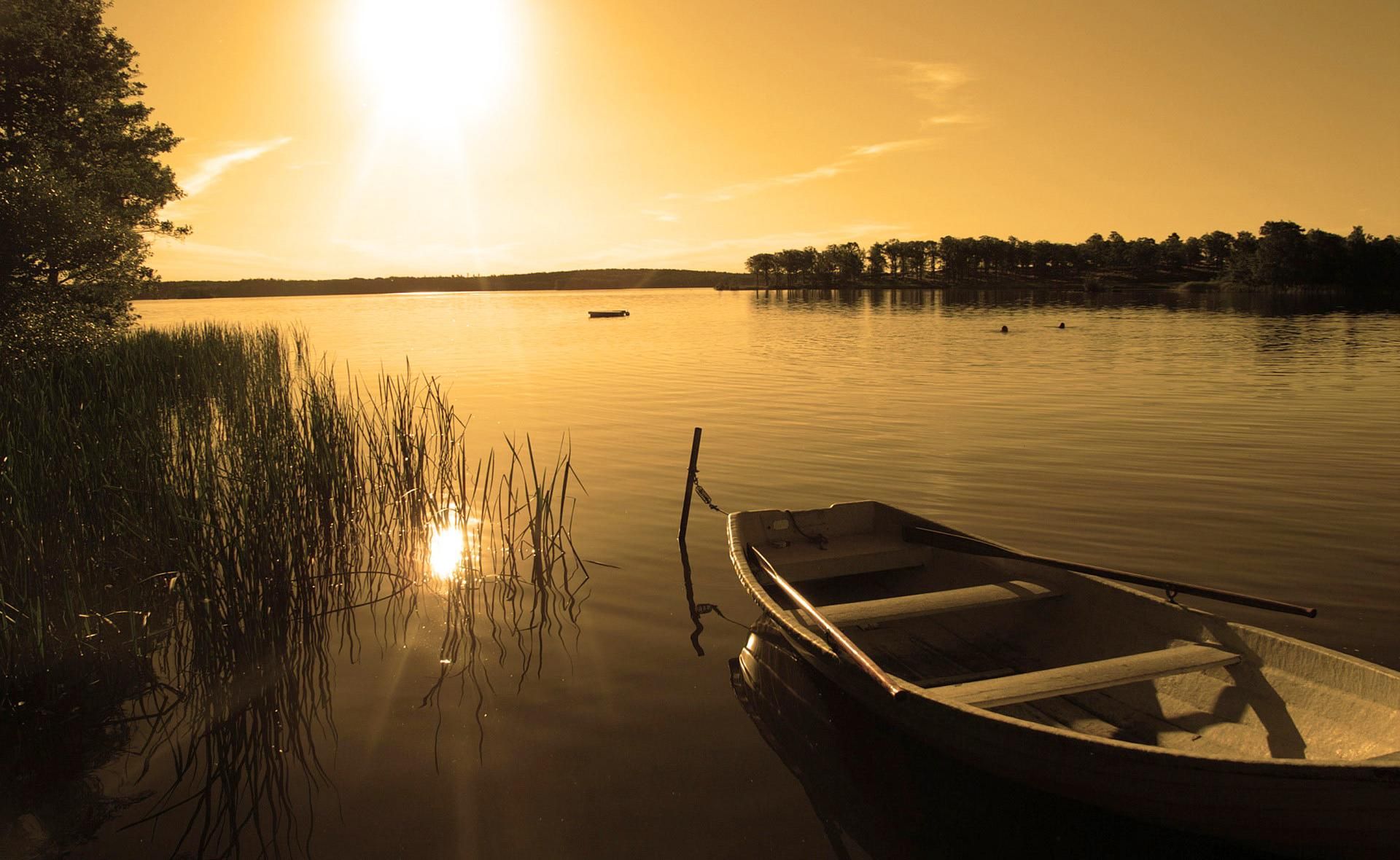 У Дніпропетровській області водосховищем дрейфував човен з тілом мертвого чоловіка У Дніпропетровській області водосховищем дрейфував човен з тілом мертвого чоловіка