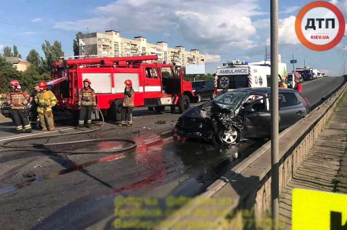 Авто влетело в другую машину на встречной полосе в Киеве, есть жертвы: фото и видео
