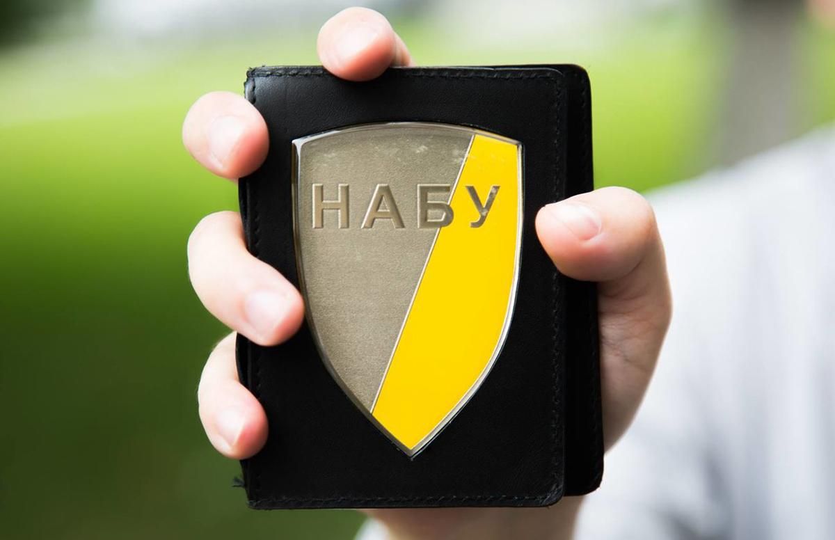 НАБУ працює: детективи провели масштабні обшуки в персонального банкіра Порошенка НАБУ працює: детективи провели масштабні обшуки в персонального банкіра Порошенка