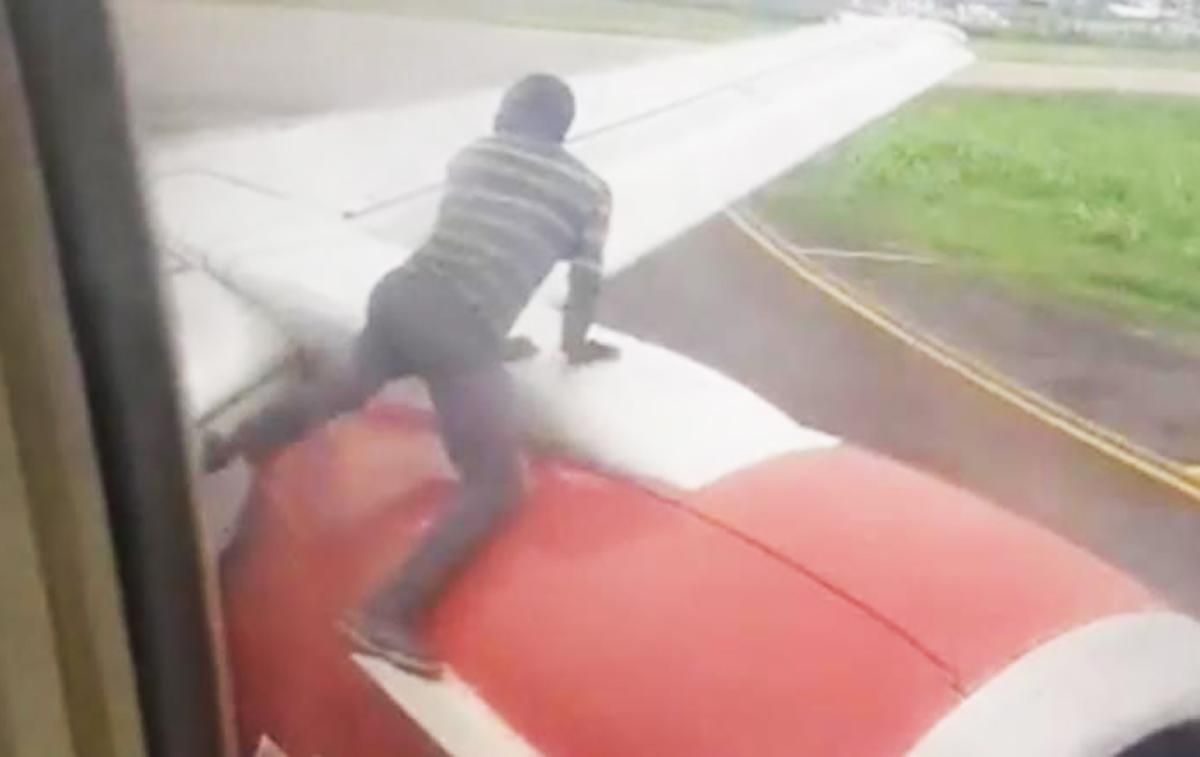 Мужчина попытался "зайцем" пролететь на крыле самолета: курьезное видео Мужчина попытался "зайцем" пролететь на крыле самолета: курьезное видео