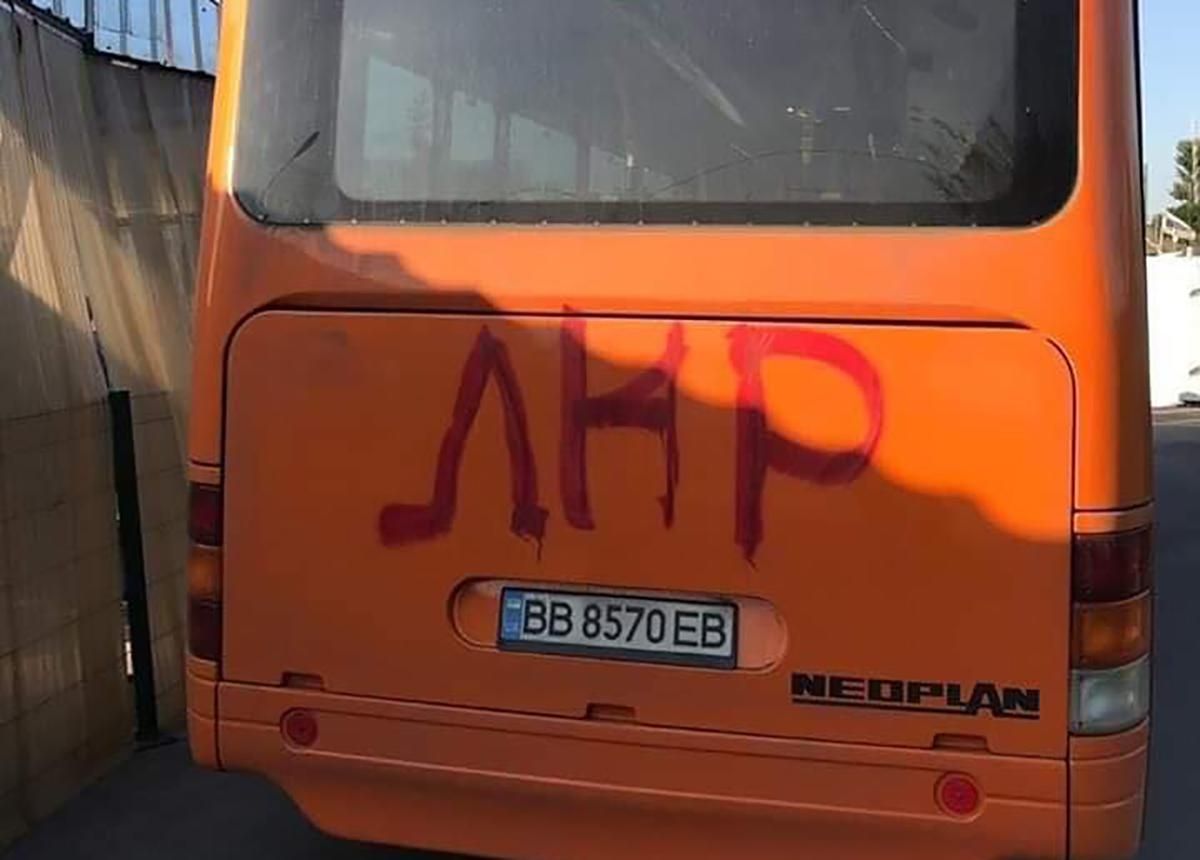 Вандали понищили автобус, який курсує до мосту у Станиці Луганській