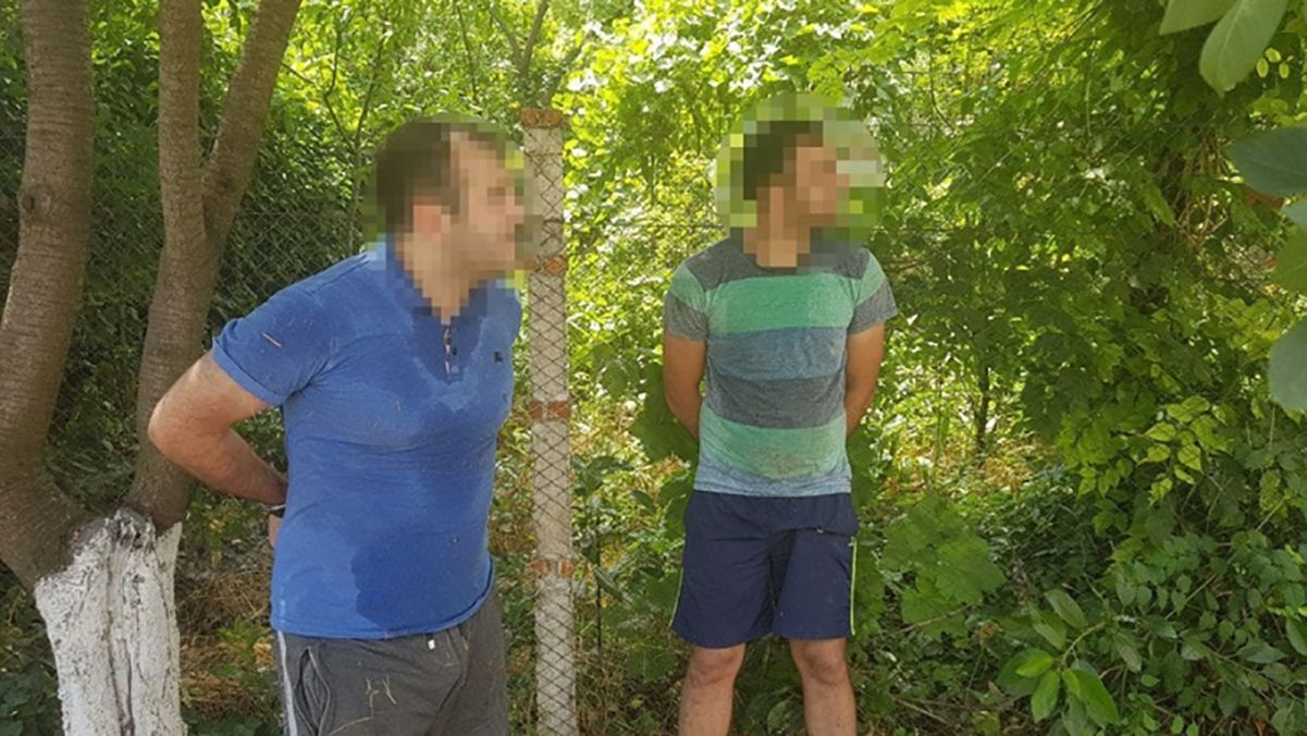 "Зразу лягай": квартирні злодії з вікна вистрибнули прямо до рук правоохоронців у Одесі – відео 