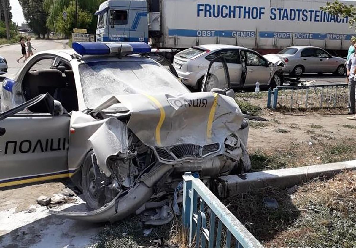 Поліцейське авто потрапило у ДТП на Харківщині, 6 постраждалих: фото