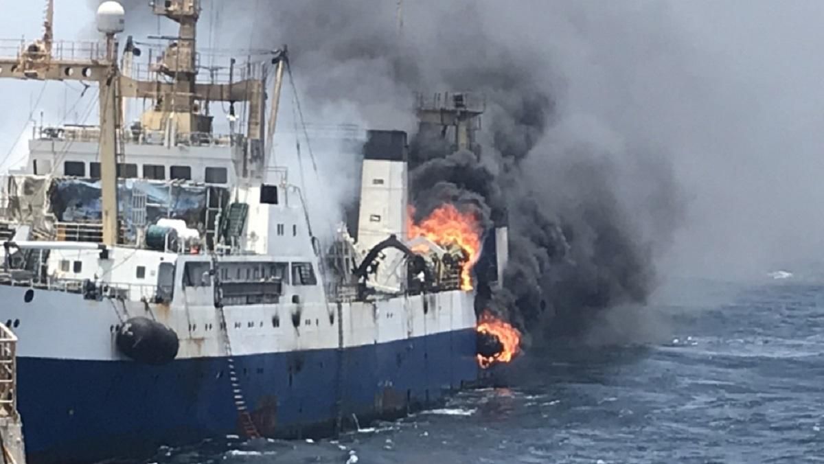 Українське судно загорілося біля берегів Західної Африки, зник член екіпажу: фото Українське судно загорілося біля берегів Західної Африки, зник член екіпажу: фото