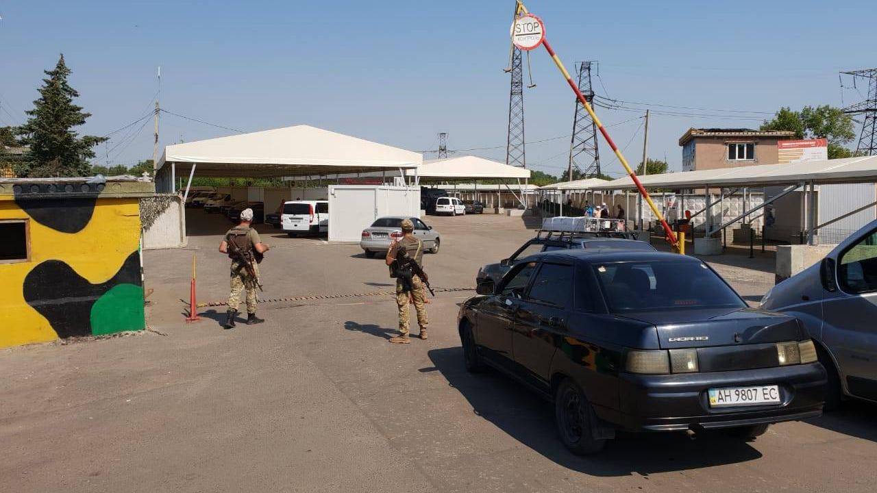 На Донбасі у день виборів на пункті пропуску "Майорське" знайшли вибухонебезпечні снаряди На Донбасі у день виборів на пункті пропуску "Майорське" знайшли вибухонебезпечні снаряди