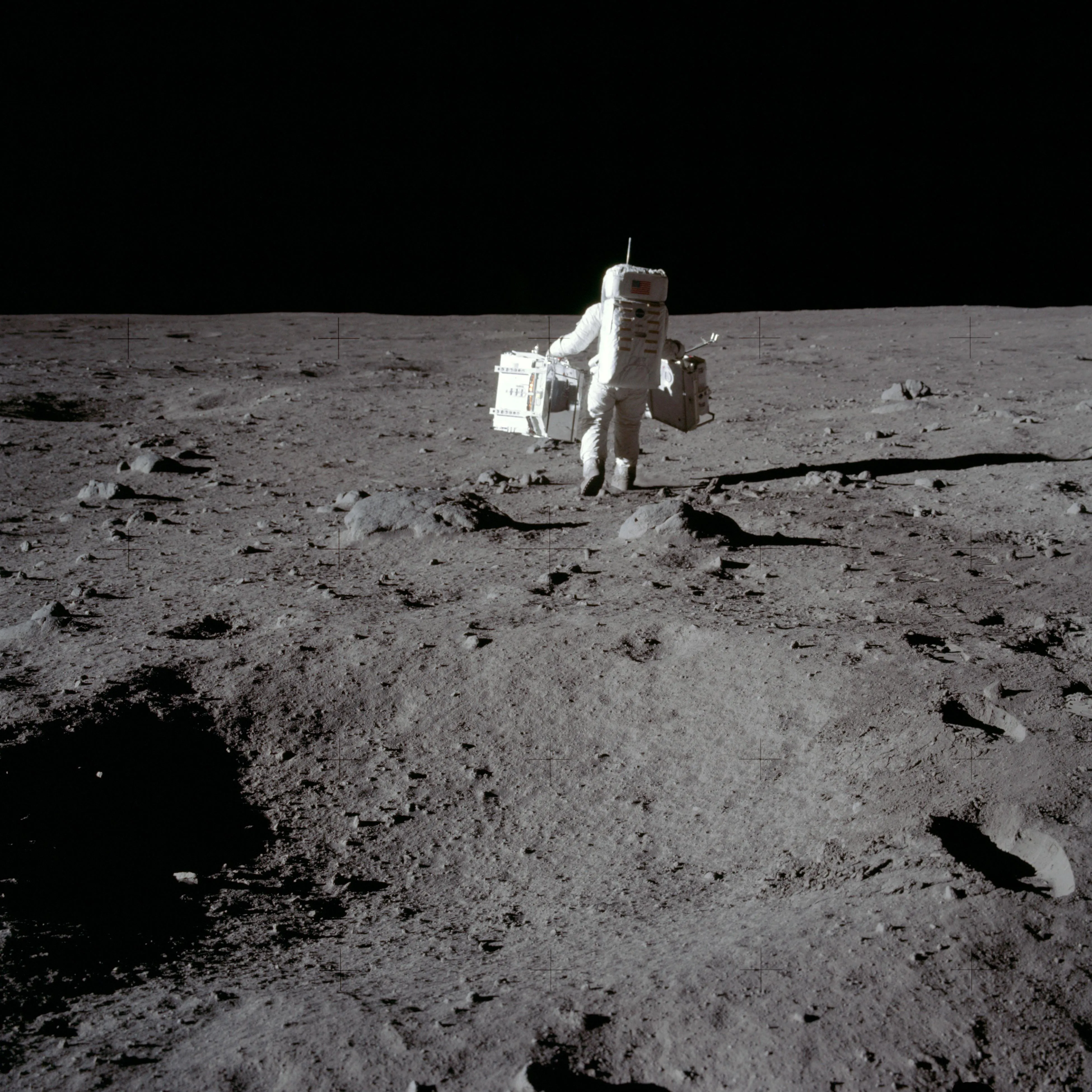 Покажи дом на луне. Апполо 11 на Луне. Земля с Луны Аполлон 11. Аполлон 11 в 2011. Аполлон 11 реальные снимки.