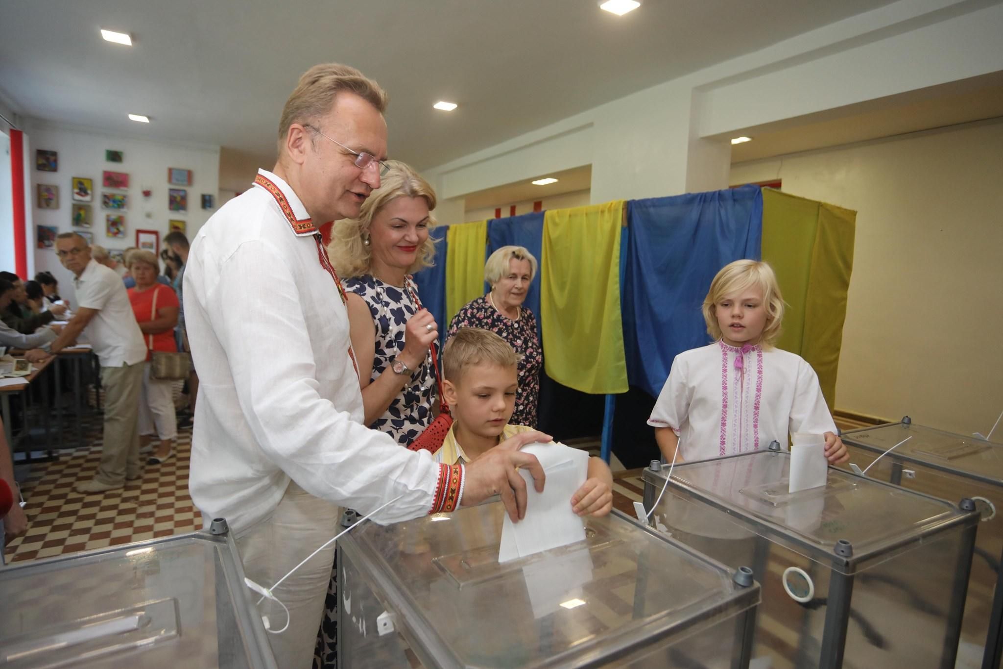 Вірю, що в парламенті буде робоча більшість, – Андрій Садовий із сім'єю проголосував на виборах