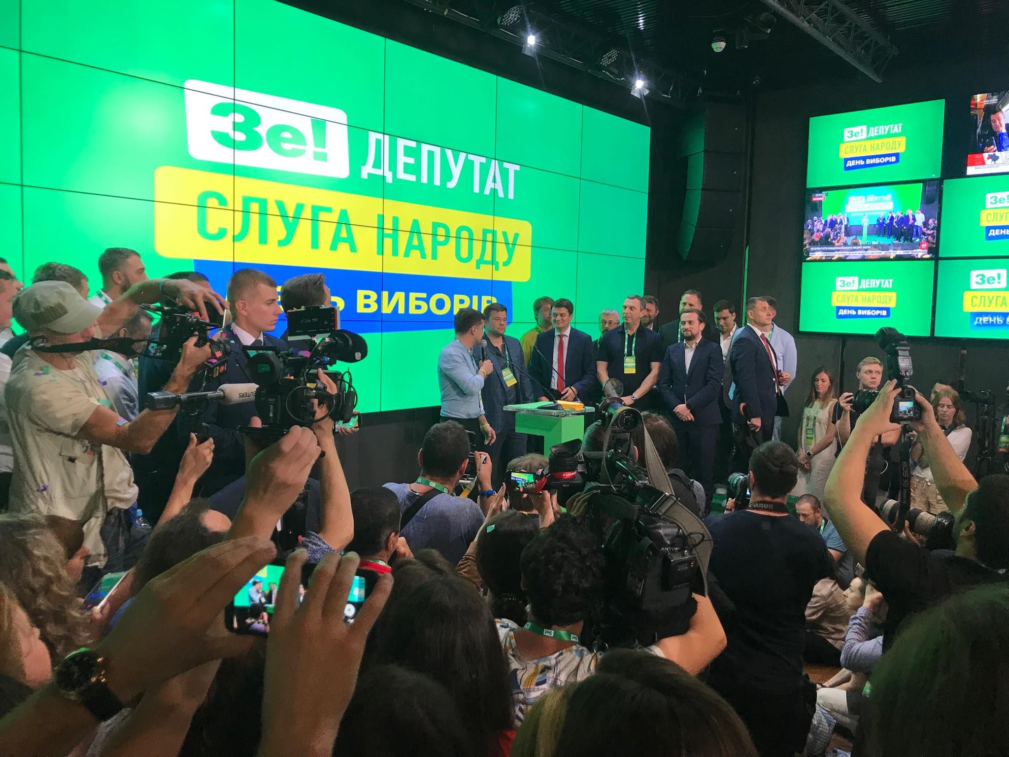 Кандидаты от "Слуги народа" побеждают на всех 13 округах по Киеву, – подсчет штаба