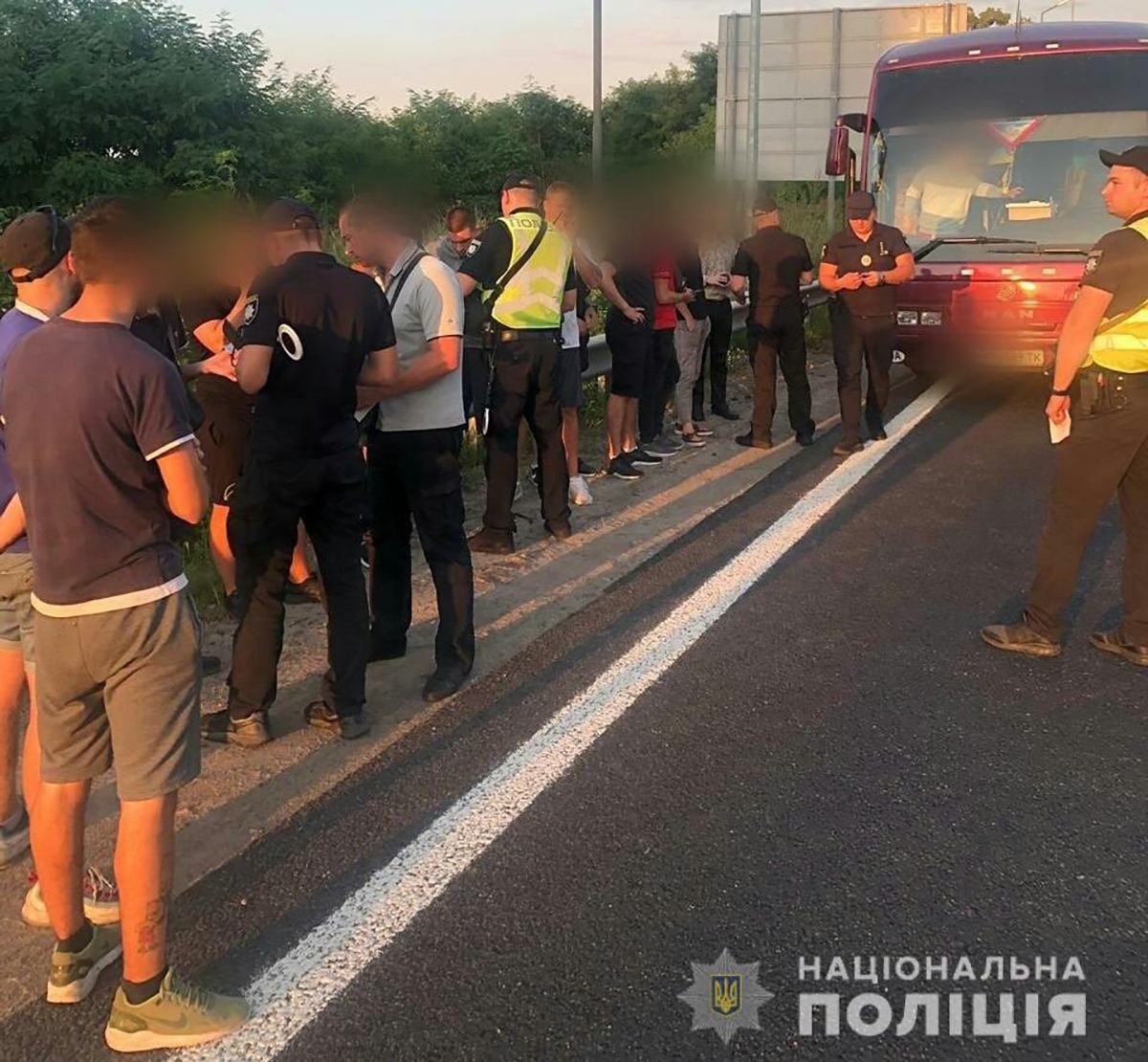 Масово їдуть до Києва: поліція зупинила автобуси із підозрілими молодиками Масово їдуть до Києва: поліція зупинила автобуси із підозрілими молодиками