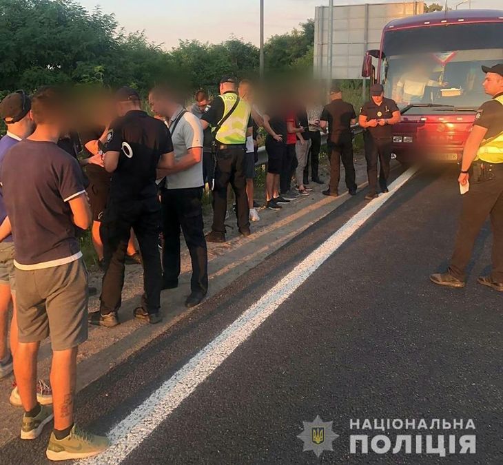 Массово едут в Киев: полиция остановила автобусы с подозрительными молодыми людьми Массово едут в Киев: полиция остановила автобусы с подозрительными молодыми людьми