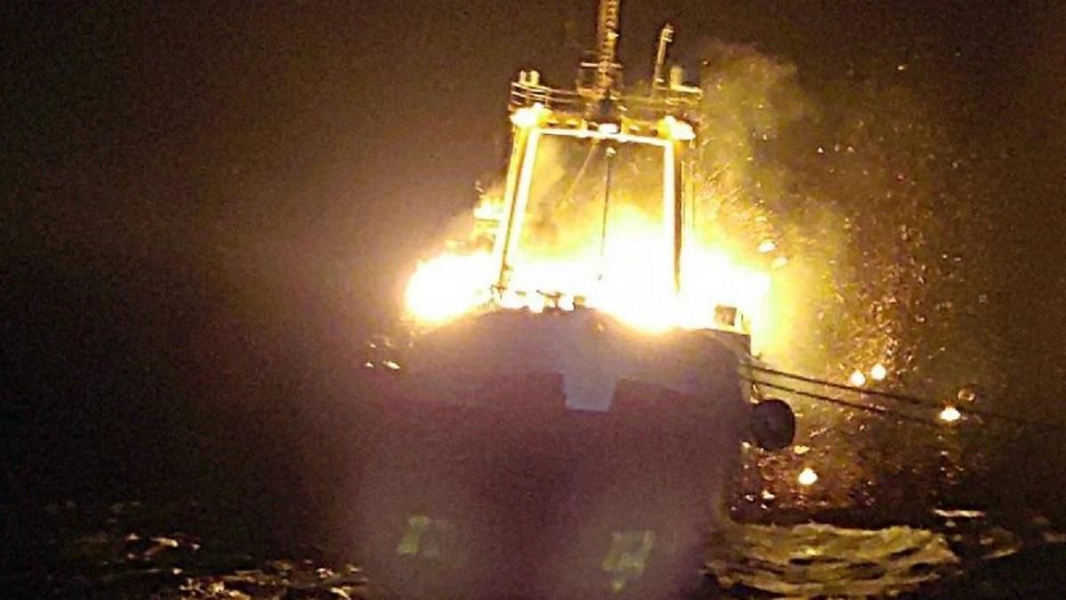 Украинское судно у берегов Мавритании продолжает гореть: погиб моряк