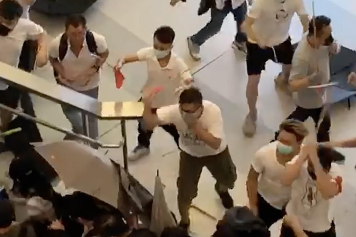 У Гонконзі група людей з палицями напала на протестувальників: постраждали 36 осіб