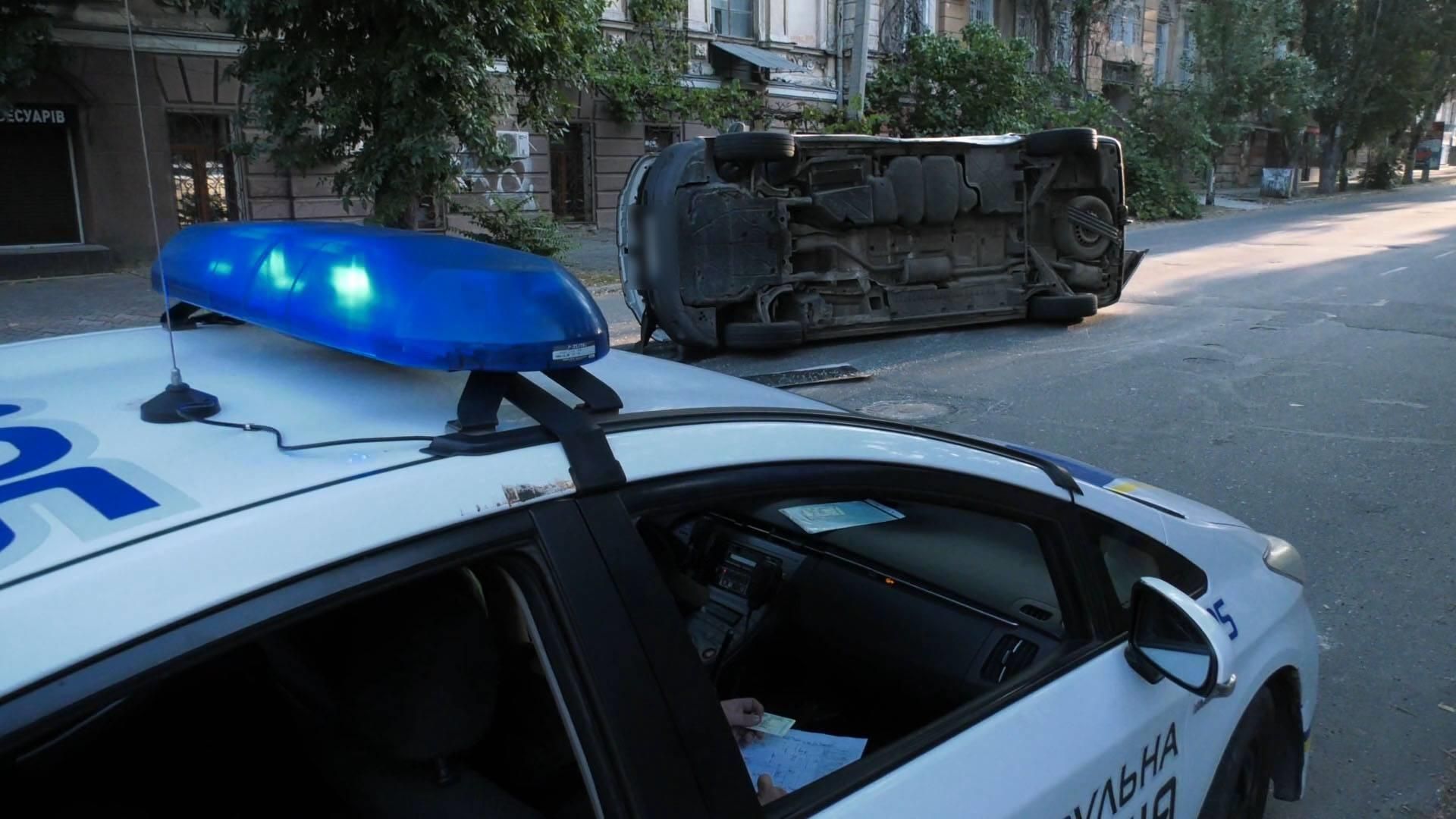 В Херсоні мікроавтобус з бюлетенями перекинувся дорогою до ОВК: є постраждалі