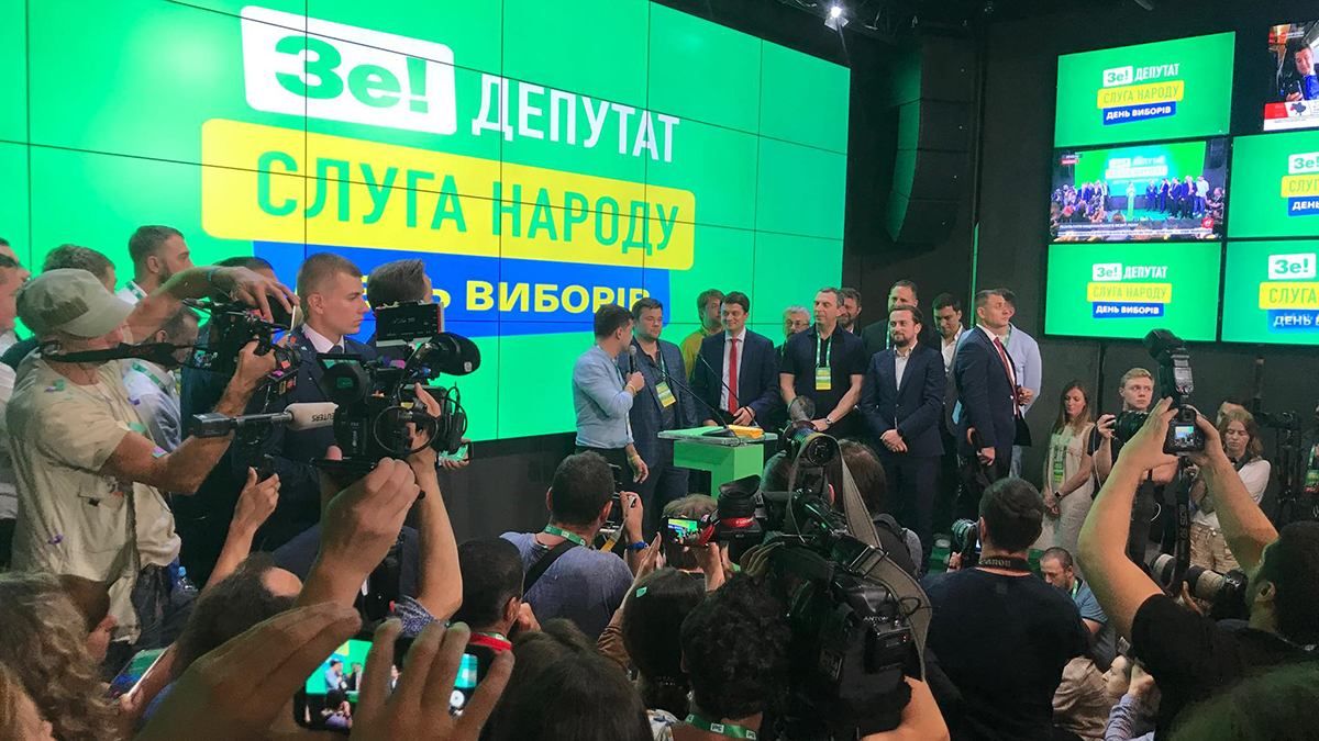 Результаты выборов: штаб "Слуги народа" празднует победу Результаты выборов: штаб "Слуги народа" празднует победу