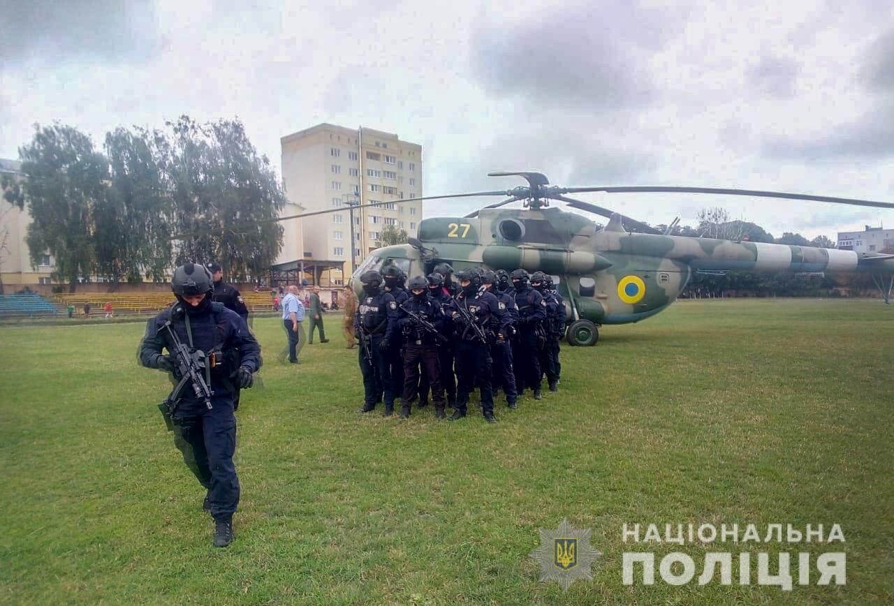 Гелікоптер на окрузі, де програє Пашинський: журналісти знайшли його на стадіоні – фотодоказ