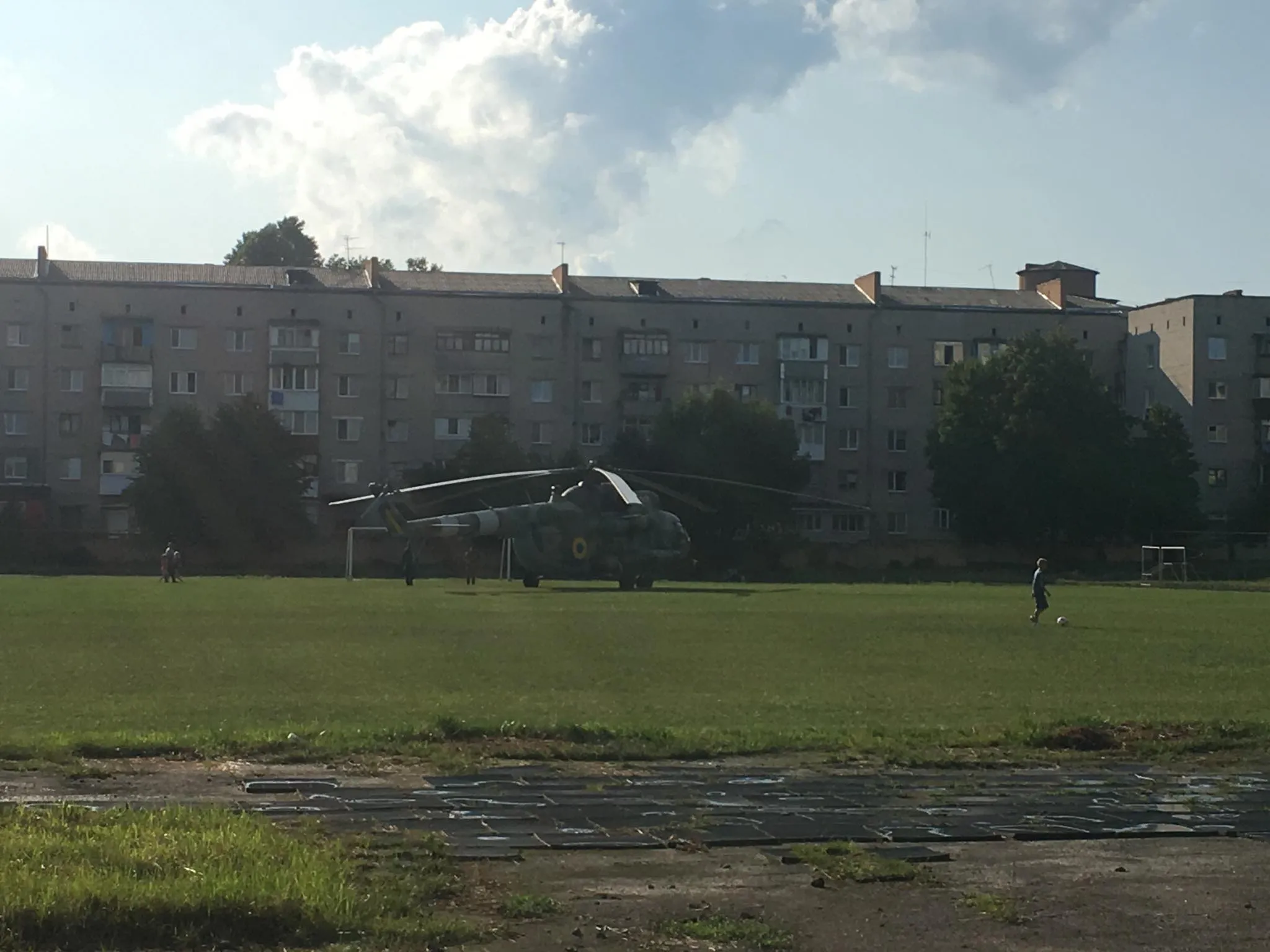 Гелікоптер Мі-8 на стадіоні 